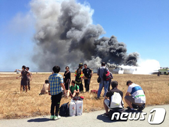 6일(현지시간) 오전 미국 샌프란시스코 공항에서 아시아나항공 214편 B777-200 여객기가 착륙하다 활주로에 충돌하는 사고가 발생했다. 사진은 충돌한 여객기에서 승객들이 탈출하 …