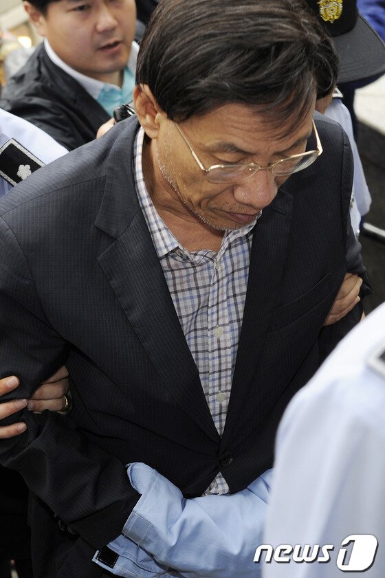 본문 이미지 - 김종신 전 한국수력원자력 사장이 7일 오전 부산지법 동부지원에서 영장실질심사을 받기 위해 출두하고 있다. 김 전 한수원 사장은 원전 관련 업체로부터 억대의 금품을 받은 혐의(뇌물수수)를 받고 있다. 2013.7.7/뉴스1 © News1 전혜원 기자