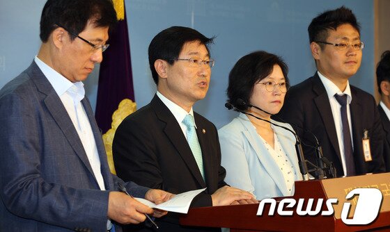 본문 이미지 - 민주당 국정원 진상조사특위 소속 신경민 위원장과 박범계, 김현 의원이 3월 7일 오전 서울 여의도 국회 정론관에서 기자회견을 열고 국가정보원의 2007년 남북정상회담 회의록 공개 및 지난 대선 당시 새누리당의 회의록 사전 입수 의혹과 관련해 