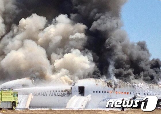 본문 이미지 - 6일(현지시간) 오전 미국 샌프란시스코 공항에서 아시아나항공 214편 B777-200 여객기가 착륙하다 활주로에 충돌하는 사고가 발생해 화재가 난 비행기에서 검은 연기를 내뿜고 있다. 서울에서 출발한 이 사고기의 동체 대부분이 화재로 소실되고 날개와 꼬리 부분이 부러졌으며 승객 292명, 승무원 16명 등 탑승자 308명이 타고 있었던 것으로 알려졌다. (트위터 캡쳐) 2013.7.7/뉴스1 © News1   윤선미 인턴기자