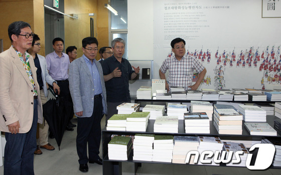 윤상직 산업통상자원부 장관이 7일 오후‘문화특화 산업단지 성공사례 방문을 통한 신산업단지 정책 구상’을 위해 경기도 파주시 파주출판단지를 방문해 현장을 둘러보고 있다. 이 자리에는 …