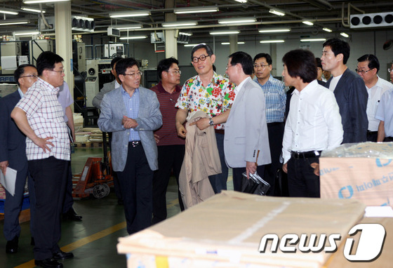 윤상직 산업통상자원부 장관이 7일 오후‘문화특화 산업단지 성공사례 방문을 통한 신산업단지 정책 구상’을 위해 경기도 파주시 파주출판단지를 방문해 현장을 둘러보고 있다. 이 자리에는 …