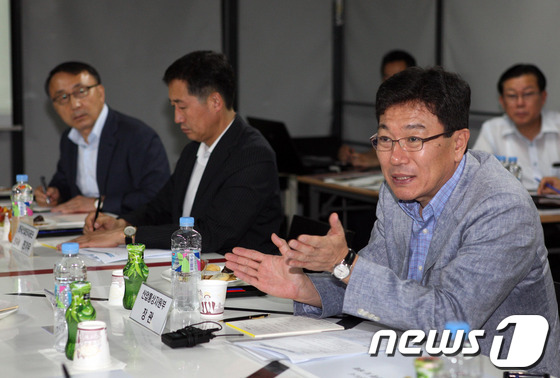 윤상직 산업통상자원부 장관이 7일 오후‘문화특화 산업단지 성공사례 방문을 통한 신산업단지 정책 구상’을 위해 경기도 파주시 파주출판단지를 방문해 현장을 둘러보고 있다. 이 자리에는 …