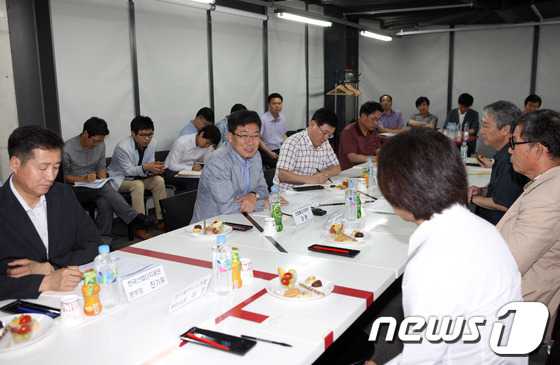 윤상직 산업통상자원부 장관이 7일 오후‘문화특화 산업단지 성공사례 방문을 통한 신산업단지 정책 구상’을 위해 경기도 파주시 파주출판단지를 방문해 현장을 둘러보고 있다. 이 자리에는 …