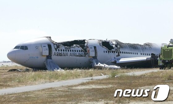본문 이미지 - 미국 교통안전위원회&#40;NTSB&#41;는 지난 7일 샌프란시스코 국제공항에서 착륙 중 충돌사고를 일으킨 아시아나항공 OZ 214편 사고 여객기 관련 사진을 8일 공개했다. &#40;미국교통안전위원회 제공&#41; 2013.7.8/뉴스1 © News1 
