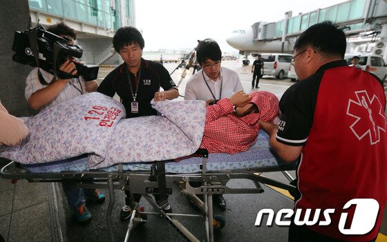 본문 이미지 - 8일 오후 아시아나항공 샌프란시스코 사고기에 탑승했던 승객이 특별기를 타고 귀국해 인천공항 계류장에서 구급차를 타고 병원으로 향하고 있다. © News1 박정호 기자