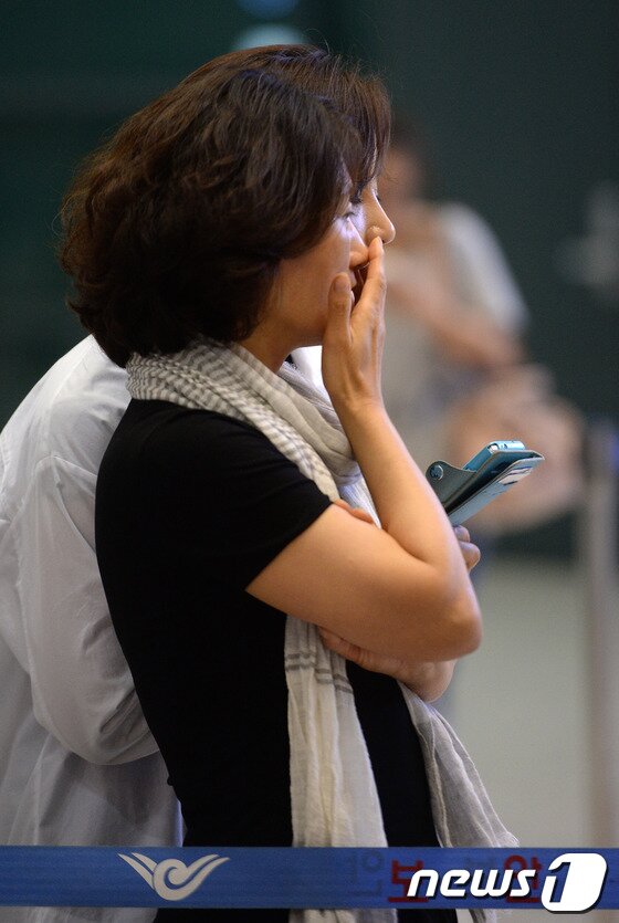 본문 이미지 - 아시아나항공 사고 여객기 탑승객 중 한국 승객 11명이 8일 오후 인천국제공항을 통해 귀국하고 했다. 사고기 탑승객 가족들이 탑승객들을 기다리며 초조해하고 있다. © News1 손형주 기자