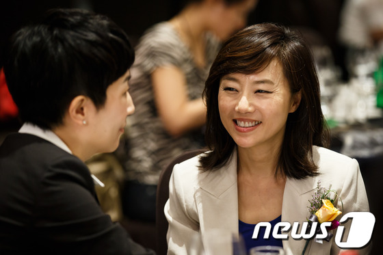 (서울=뉴스1) 유승관 기자 = 조윤선 여성가족부 장관이 8일 오후 서울 양재동 엘타워에서 열린 '2013 한국여성변호사대회'에 참석해 선후배 여성 변호사들과 인사를 나누고 있다. …