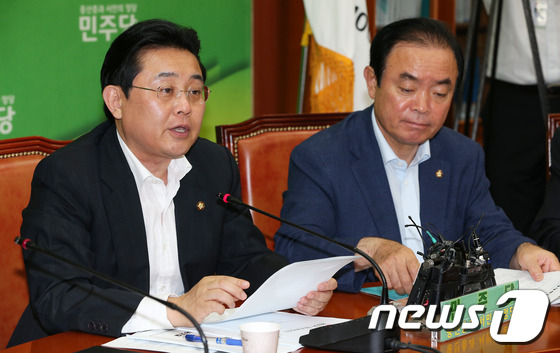 (서울=뉴스1) 오대일 기자 = 민주당 전병헌 원내대표가 9일 오전 서울 여의도 국회에서 열린 원내대책회의에서 모두발언을 하고 있다. 전 원내대표는 이 자리에서 "국정원 게이트에 …