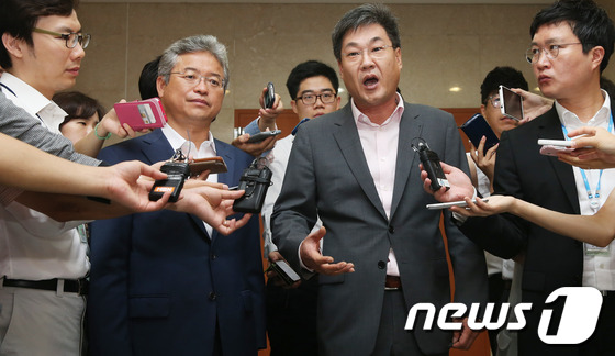 (서울=뉴스1) 송원영 기자 = 새누리당 정문헌, 이철우 의원이 9일 오전 서울 여의도 국회 정론관에서 국가정보원의 댓글 의혹사건 국정조사 특별위원회 위원직 사퇴 기자회견을 마치고 …