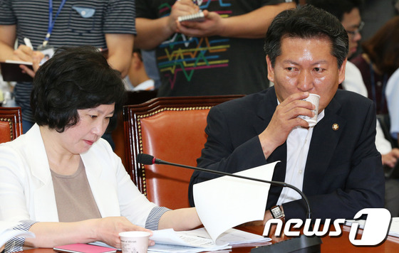 (서울=뉴스1) 오대일 기자 = 민주당 국정원 국정조사특위 소속 정청래·김현 의원이 9일 오전 서울 여의도 국회에서 열린 원내대책회의에서 목을 축이며 생각에 잠겨 있다. 앞서 이날 …