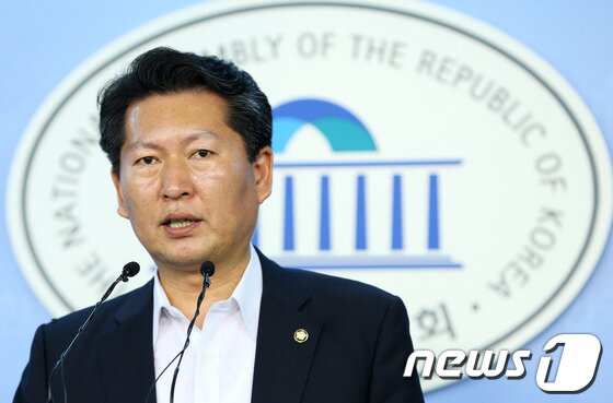 본문 이미지 - 국정원 국정조사특위 민주당 정청래 간사가 9일 서울 여의도 국회 정론관에서 기자회견을 열고 새누리당 정문헌·이철우 의원의 특위 위원 사퇴와 관련한 입장을 밝히고 있다. 정의원은 