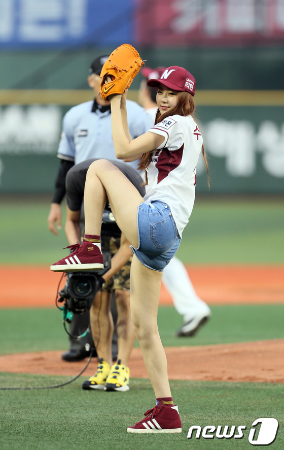 (서울=뉴스1)  = 걸그룹 달샤벳 수빈이 9일 서울 목동구장에서 열린 넥센히어로즈와 롯데자이언츠의 경기에서 시구를 하고 있다. (넥센히어로즈 제공) 2013.7.9/뉴스1