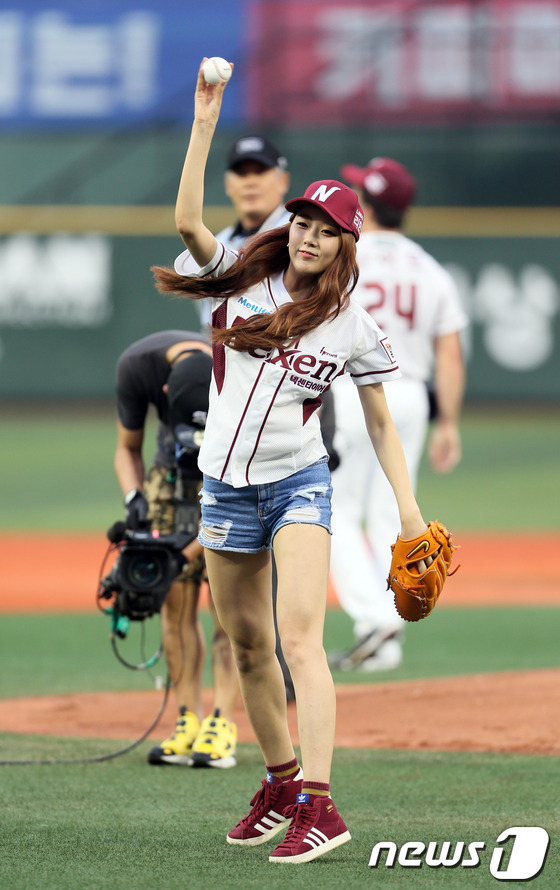 (서울=뉴스1)  = 걸그룹 달샤벳 수빈이 9일 서울 목동구장에서 열린 넥센히어로즈와 롯데자이언츠의 경기에서 시구를 하고 있다. (넥센히어로즈 제공) 2013.7.9/뉴스1