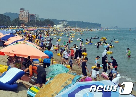 본문 이미지 - 지난해 여름 울산 울주군 진하해수욕장이 물놀이를 즐기려는 피서객들로 북새통을 이루고 있다. 2013.8.11/뉴스1   © News1   노화정  기자