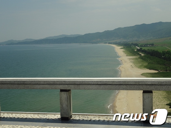(서울=뉴스1)  = 지난달 평양과 원산, 금강산 지역을 방문한 박상권 평화자동차 사장을 통해 최근 북한의 모습이 공개 됐다. 사진은 원산 명사십리 해수욕장. 2013.08.11/ …