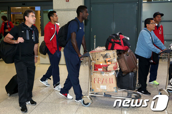 (서울=뉴스1)  = 페루 국가대표 축구팀이 오는 14일 수원월드컵경기장에서 열리는 '하나은행 초청 축구국가대표팀 친선경기'를 위해 11일 오후 인천국제공항을 통해 입국하고 있다. …