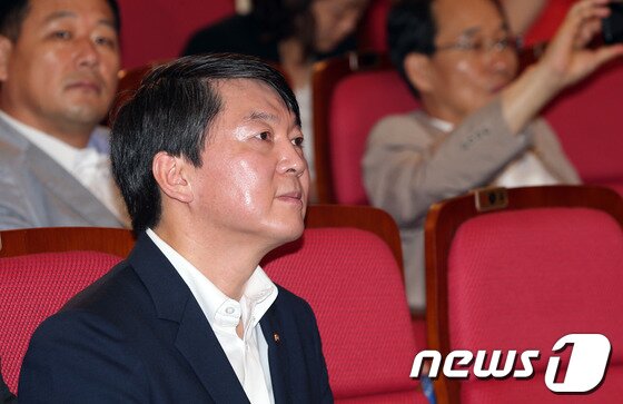 본문 이미지 - 안철수 무소속 의원이 12일 오전 서울 여의도 국회 의원회관에서 열린 금융실명제법 시행 20주년 기념 정책토론회에 참석해 생각에 잠겨 있다. 안 의원의 싱크탱크인 '정책네트워크 내일'의 이사장인 최장집 고려대 명예교수가 이사장직을 맡은 지 80일만에 지난 주말 이사장직에서 물러냈다. 2013.8.12/뉴스1 © News1   허경 기자