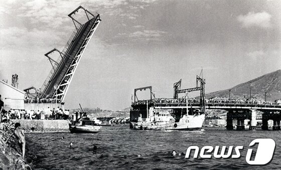 본문 이미지 - 옛 영도대교. 부산중구 제공ⓒ News1
