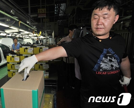 본문 이미지 - 현대자동차 노조는 9일 전체 조합원 4만6000명을 대상으로 올해 임단협 잠정합의안 수용 여부를 묻는 찬반투표를 실시한다. 사진은 지난 8월 가진  파업 찬반투표 당시 모습이다.  2013.8.13/뉴스1 © News1   노화정  기자