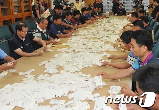 본문 이미지 - 현대자동차 노조는 9일 전체 조합원 4만6000명을 대상으로 올해 임단협 잠정합의안 수용 여부를 묻는 찬반투표를 실시한다. 사진은 지난 8월 파업 찬반투표 개표작업이 진행되고 있는 모습이다.  2013.8.13/뉴스1 © News1   노화정  기자