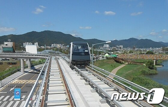 본문 이미지 - 당초 정원박람회 개막에 맞춰 정상운행한다던 PRT가 폐막이 다가와도 정상운행시기 마져 불투명한 상황이다. 조충훈시장은 PRT만 정상운행됐어도 400만 달성이 20일은 빨라졌을것이라고 아쉬움을 전했다.© News1 서순규 기자