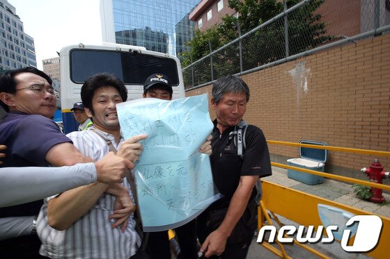 본문 이미지 - 14일 오전 서울 종로구 중학동 주한일본대사관 앞에서 우익성향의 한 일본인이 &#39;일본대사관 앞에서 위안부 집회를 멈춰라&#39;고 외치며 집회장에 난입하려다 경찰에 연행되고 있다. © News1 한재호 기자