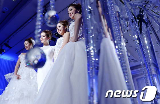 (서울=뉴스1) 박지혜 기자 = 미스코리아들이 14일 오후 서울 강남구 리츠칼튼호텔 그랜드볼룸에서 열린 2013 웨딩쇼에서 웨딩드레스를 입고 멋진 포즈를 취하고 있다. 이번 201 …