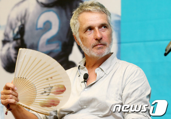 (부천=뉴스1)  = '설국열차'의 프랑스 원작자 장 마르크 로셰트가 15일 오전 경기도 부천시 원미구 상동 한국만화박물관에서 열린 설국열차 원작자 기자간담회에 참석해 부채를 부치 …