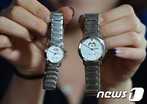 본문 이미지 - 16일 청와대는 춘추관에서 박근혜 대통령의 친필사인과 봉황문양이 새겨진 청와대 행사용 기념 손목시계를 공개했다. 청와대는 대통령 행사 때 초청한 사람들에게 선물용으로 증정하기 위해 제작한 시계로 메탈 소재이며 남녀용 두 종류가 있다고 밝혔다.2013.8.16/뉴스1