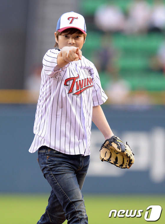 (서울=뉴스1) 이동원 기자 = 마술사 최현우가 16일 오후 서울 잠실야구장에서 열린 ‘2013 한국야쿠르트 세븐프로야구’ LG트윈스와 한화이글스의 경기에서 승리기원 시구를 하고 …