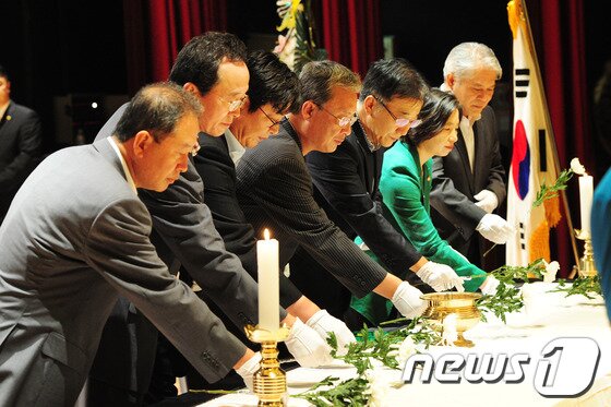 본문 이미지 - 故 김대중 전 대통령 서거 4주기 추모식 및 강연회가 열린 16일 오후 전주시 한국전통문화전당 강당에서 민주당원들이 헌화하고 있다. 2013.8.16/뉴스1 © News1 김대웅 기자