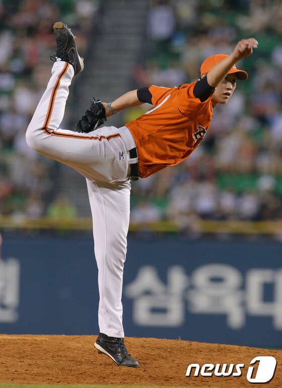본문 이미지 - 한화 선발 김혁민이 11일 잠실 두산전에서 2.2이닝 5실점을 기록한 뒤 조기 강판 됐다. ⓒ News1 DB