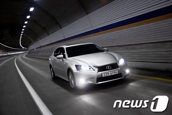 본문 이미지 - 렉서스 GS450h 주행(사진제공=한국토요타자동차)© News1  