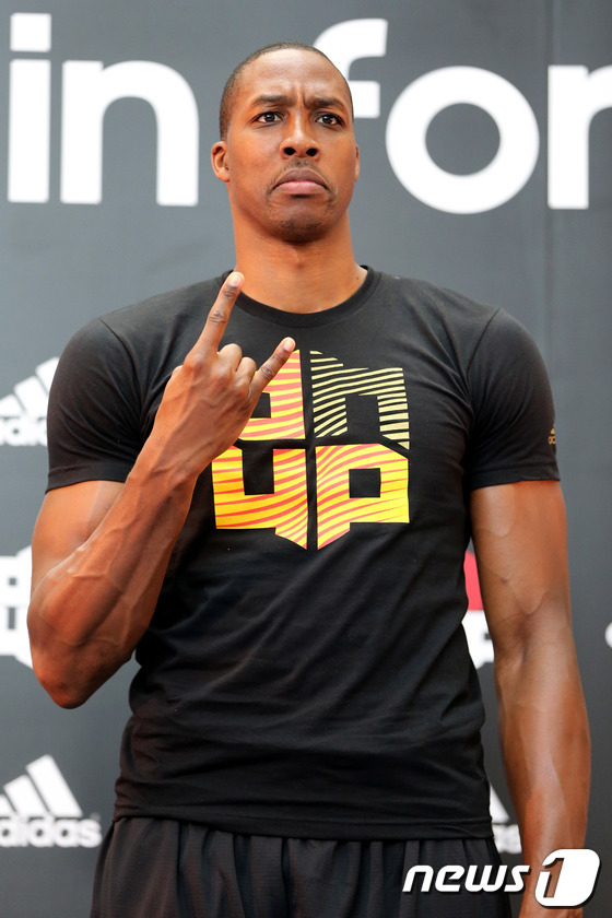 (서울=뉴스1) 이광호 기자 = 미국프로농구(NBA) 휴스턴 로켓츠의 센터 드와이트 하워드 선수가 17일 오후 서울 영등포 타임스퀘어에서 열린 미디어 컨퍼런스 및 팬사인회에 참석해 …