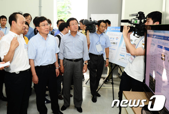 (서울=뉴스1) 이동원 기자 = 윤상직 산업통상자원부 장관은 지난 16일 경기도 삼성SDI 기흥사업장에서 변종립 에너지관리공단 이사장, 박규호 한국전력 부사장, 박상진 삼성SDI …