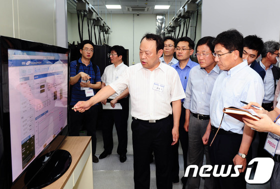 (서울=뉴스1) 이동원 기자 = 윤상직 산업통상자원부 장관은 지난 16일 경기도 삼성SDI 기흥사업장에서 변종립 에너지관리공단 이사장, 박규호 한국전력 부사장, 박상진 삼성SDI …