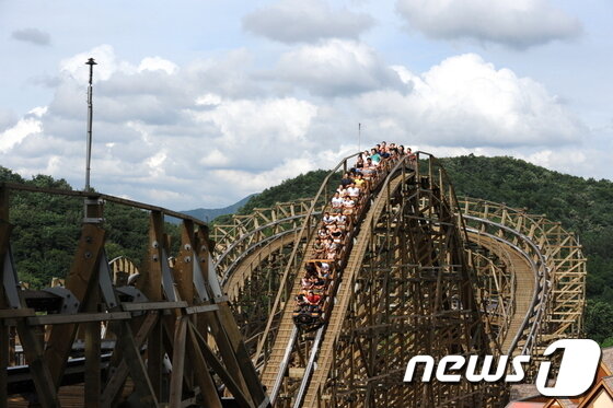 본문 이미지 - 에버랜드 대표 놀이시설 T익스프레스© News1  