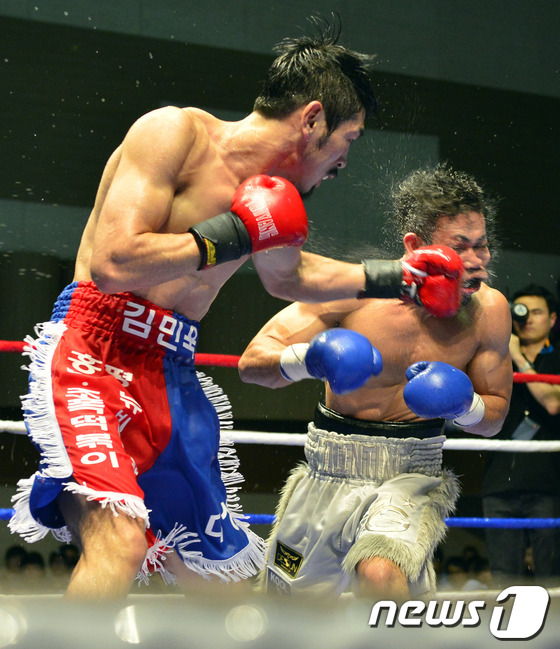 (서울=뉴스1) 최영호 기자 = 18일 오후 서울 중구 구민회관 특설링에서 열린 동양,태평양복싱연맹(OPBF)슈퍼라이트급 타이틀매치 4차 방어전에 나선 챔피언 김민욱(태극무늬)이 …