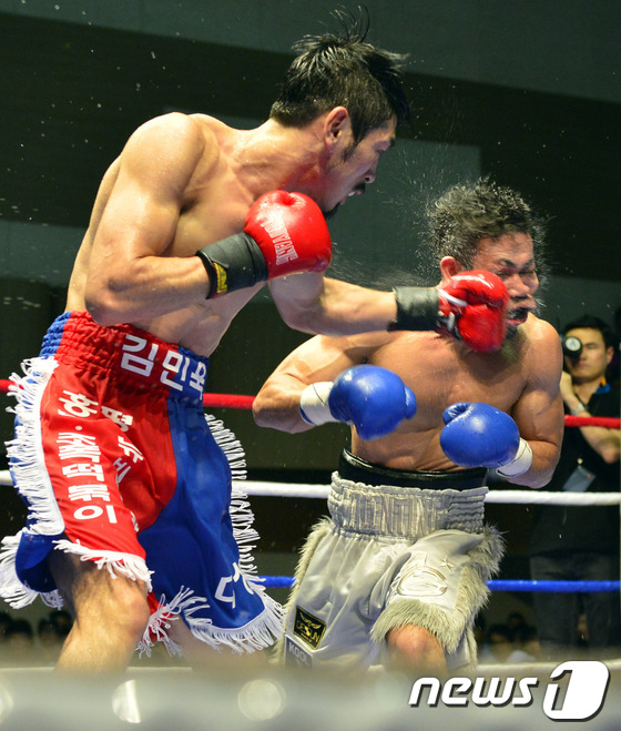 (서울=뉴스1) 최영호 기자 = 18일 오후 서울 중구 구민회관 특설링에서 열린 동양,태평양복싱연맹(OPBF)슈퍼라이트급 타이틀매치 4차 방어전에 나선 챔피언 김민욱(태극무늬)이 …