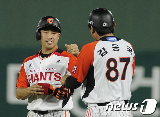 (부산=뉴스1) 전혜원 기자 = 18일 오후 부산 사직야구장에서 열린 '2013 한국야쿠르트 세븐프로야구' 롯데자이언츠와 NC다이노스의 경기에서 롯데 9회말 2아웃 2루 상황 손아 …