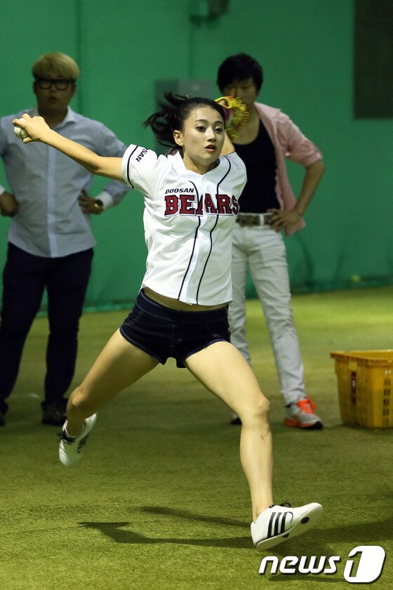 본문 이미지 - 태권소녀 태미가 지난 17일 서울 잠실야구장에서 열린 2013 프로야구 두산베어스와 SK와이번스의 경기에 앞서 시구연습을 하고 있다. 이날 태미는 제자리에서 뛰어올라 공중에서 한바퀴 돌려찬 뒤 공을 던져 관중들은 물론 선수들도 깜짝 놀라게 했다. (두산베어스 제공) 2013.8.19/뉴스1 © News1   박지혜 기자