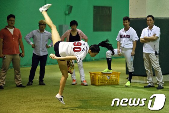 본문 이미지 - 태권소녀 태미가 지난 17일 서울 잠실야구장에서 열린 2013 프로야구 두산베어스와 SK와이번스의 경기에 앞서 시구연습을 하고 있다. 이날 태미는 제자리에서 뛰어올라 공중에서 한바퀴 돌려찬 뒤 공을 던져 관중들은 물론 선수들도 깜짝 놀라게 했다. (두산베어스 제공) 2013.8.19/뉴스1 © News1   