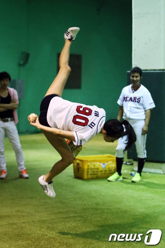 본문 이미지 - 태권소녀 태미가 지난 17일 서울 잠실야구장에서 열린 2013 프로야구 두산베어스와 SK와이번스의 경기에서 승리기원 시구를 하고 있다. 이날 태미는 제자리에서 뛰어올라 공중에서 한바퀴 돌려찬 뒤 공을 던져 관중들은 물론 선수들도 깜짝 놀라게 했다. 2013.8.19/뉴스1 © News1   