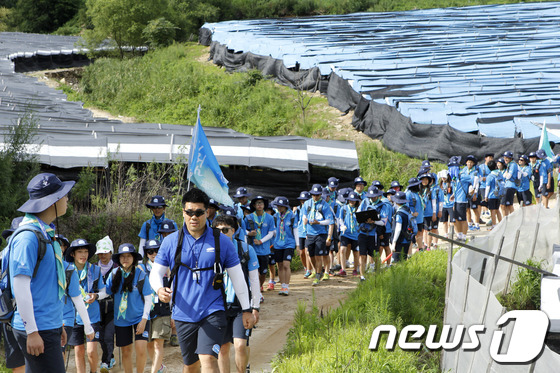 (서울=뉴스1) 김보영  = 휴전선 155마일 횡단 평화통일체험활동이 5일째 접어드는 2일 행사에 참여한 평화메신저 155명이 한국전쟁 때의 격전지였던 펀치볼 둘레길을 힘차게 횡단 …