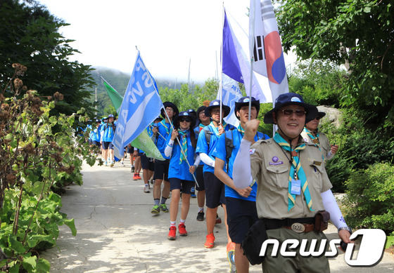 (서울=뉴스1) 김보영  = 휴전선 155마일 횡단 평화통일체험활동이 5일째 접어드는 2일 행사에 참여한 평화메신저 155명이 한국전쟁 때의 격전지였던 펀치볼 둘레길을 힘차게 횡단 …