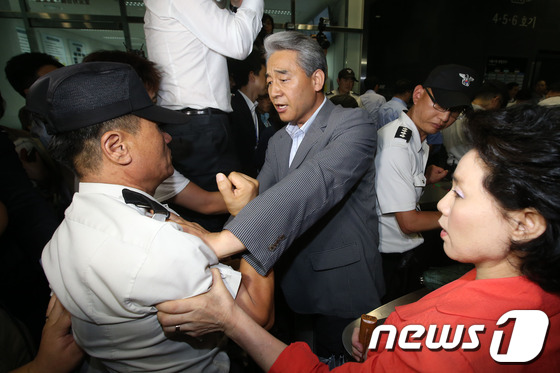 (서울=뉴스1) 한재호 기자 = 김성태 의원을 비롯한 새누리당 의원, 시의원, 당직자 등이 2일 서울시청을 항의 방문해 최근 잇따른 공사현장 안전사고와 관련해 서울시의 각성을 촉구 …