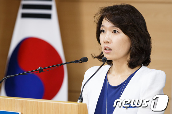 (서울=뉴스1) 유승관 기자 = 박수진 통일부 부대변인이 2일 오전 서울 세종로 정부서울청사 합동브리핑룸에서 정례브리핑을 하고 있다. 북한이 우리 정부의 개성공단 정상화 논의를 위 …
