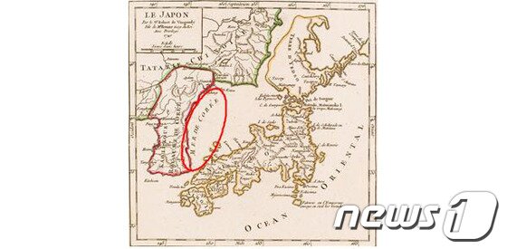 본문 이미지 - 1749년 프랑스에서 제작한 일본국도. 붉은색 원안에 동해를 ‘한국해’(MER DE COREE)로 표기했다. 2013.8.2/뉴스1 (사진제공=국토지리정보원) © News1 