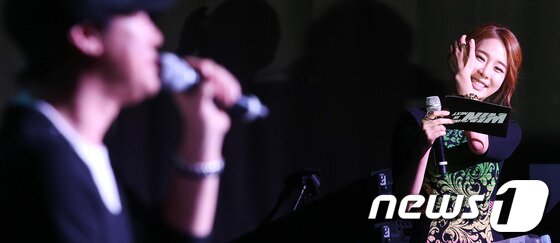 본문 이미지 - 배우 유인나가 20일 오후 영등포구 여의도동 콘래드 서울에서 열린 케이블채널 tvN YG 서바이벌 배틀 프로그램 'WIN' 제작발표회에서 양현석 대표의 칭찬에 미소를 짓고 있다. 2013.8.20 머니투데이/뉴스1  © News1   